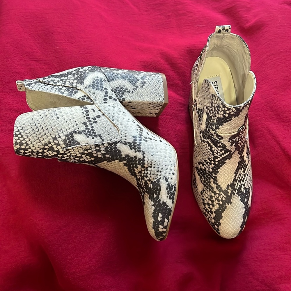 STEVE MADDEN Size 6 Narrate Pull on Boots Snake design